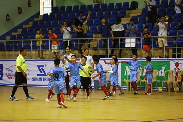 Các cầu thủ Trảng Bom vui mừng sau giành chiến thắng trước Xuân Lộc ở lượt trận cuối
