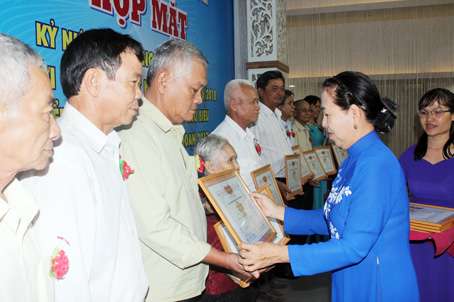 Bà Nguyễn Thị Kim Liên, Trưởng ban đại diện Hội Người cao tuổi tỉnh trao giấy khen của Ban đại diện Hội Người cao tuổi tỉnh cho các tấm gương người cao tuổi làm kinh tế giỏi.