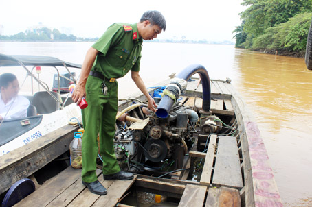 Công an TP.Biên Hòa bắt ghe hút cát lậu trên sông Đồng Nai.