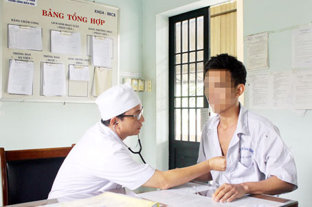 Bác sĩ Viện Pháp y tâm thần trung ương Biên Hòa khám, giám định tâm thần cho một bệnh nhân thuộc diện bắt buộc.
