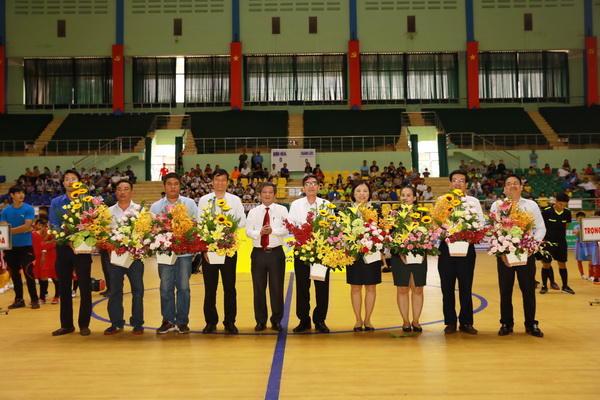 Phụ trách Báo Đồng Nai, Trưởng ban tổ chức giải Nguyễn Tôn Hoàn tặng hoa tri ân các nhà tài trợ.