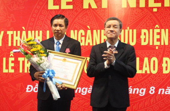 Chủ tịch UBND tỉnh Đinh Quốc Thái trao Huân chương lao động hạng III cho ông Lê Văn Sơn, Phó giám đốc VNPT Đồng Nai