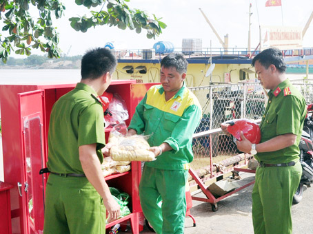 Phòng Cảnh sát phòng cháy, chữa cháy và cứu nạn cứu hộ trên sông kiểm tra trang thiết bị chữa cháy tại cảng Long Bình Tân (TP.Biên Hòa).