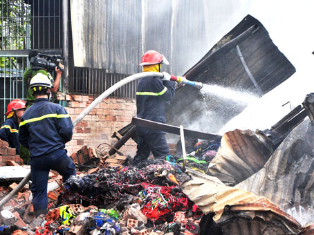 Cảnh sát phòng cháy, chữa cháy tỉnh dập tắt vụ cháy tại Công ty TNHH thương mại dịch vụ Vũ Hồng Niên (huyện Trảng Bom) ngày 19-3. Ảnh: Đ.Tùng