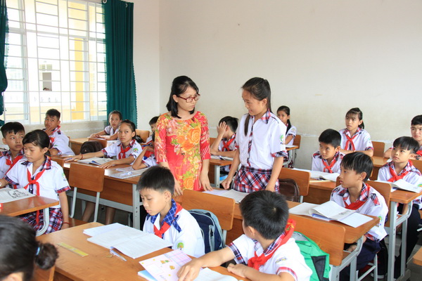 Cô và trò Trường THCS Trần Phú (thị trấn Gia Ray, huyện Xuân Lộc) trong giờ học