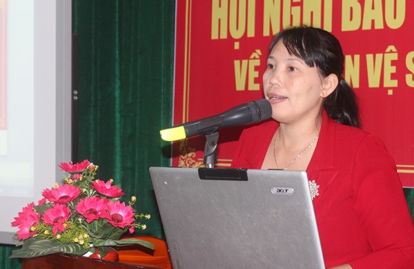 Bà Lê Thị Thái, Phó chủ tịch thường trực Hội Liên hiệp phụ nữ tỉnh phát biểu tại hội nghị
