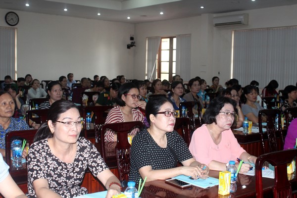 Cán bộ, hội viên phụ nữ tham gia hội nghị báo cáo viên tại điểm cầu Trung tâm thông tin công tác Tuyên giáo tỉnh