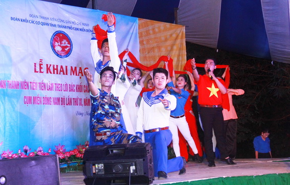 Đoàn ca múa nhạc Đồng Nai biểu diễn chào mừng liên hoan