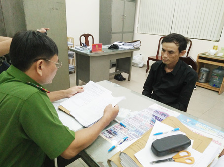 Cán bộ điều tra Phòng Cảnh sát hình sự làm việc với Chu Vũ Hải Đăng.