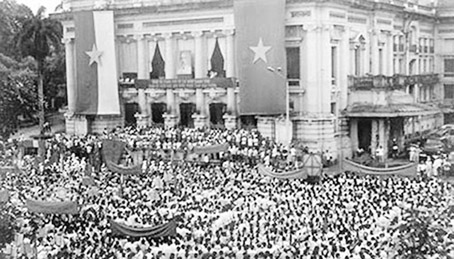 Cuộc mít tinh Tổng khởi nghĩa ở quảng trường Nhà hát Lớn Hà Nội ngày 19-8.
