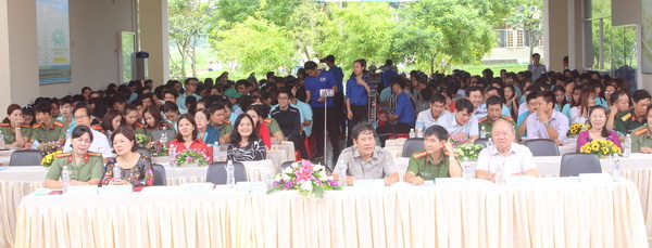 Đại biểu và sinh viên tham dự buổi lễ