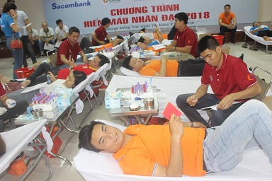 Người lao động của khối thi đua số 9 tham gia hiến máu tình nguyện sáng 18-8.