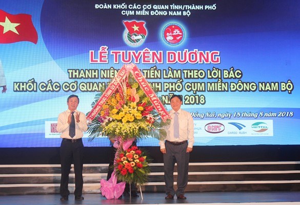 Đồng chí Hồ Thanh Sơn, Ủy viên Ban TVTU, Trưởng ban Dân vận Tỉnh ủy tặng lẵng hoa chúc mừng liên hoan của Thường trực Tỉnh ủy 
