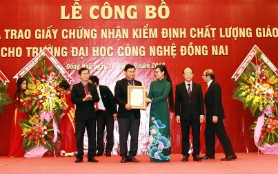 TS.Đặng Thị Thu Hiền, Phó giám đốc Trung tâm kiểm định chất lượng giáo dục Đại học Quốc gia Hà Nội trao giấy chứng nhận đạt chuẩn chất lượng giáo dục cho Ban giám hiệu Trường đại học công nghệ Đồng Nai