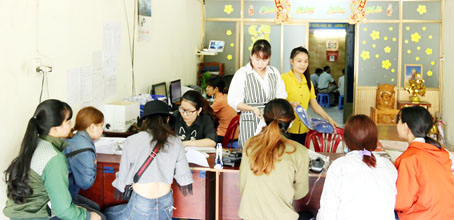 Người có nhu cầu về việc làm đến tìm công việc ngắn hạn tại một công ty hoạt động dịch vụ việc làm tại phường Long Bình Tân (TP.Biên Hòa). Ảnh: V.TUYÊN