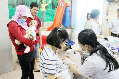 Trẻ em uống vaccine tại Trung tâm y tế dự phòng Đồng Nai.