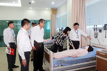 Phó bí thư thường trực Tỉnh ủy Đồng Nai Trần Văn Tư và Phó Chủ tịch UBND tỉnh Đồng Nai Nguyễn Hòa Hiệp tham quan mô hình đào tạo lao động xuất khẩu của Tập đoàn Anh Vinh