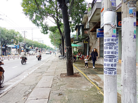 Nhiều tờ rơi quảng cáo cho vay tiền dán trên đường Nguyễn Ái Quốc, TP.Biên Hòa. 