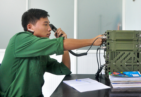 Hạ sĩ Lê Quốc Hưng với công việc hằng ngày tại Đại đội thông tin.