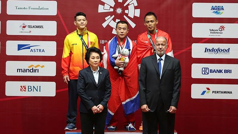 Thạch Kim Tuấn (bên trái) không thể gây bất ngờ trước nhà vô địch Olympic người  Cộng hòa dân chủ nhân dân Triều Tiên, Om Yun Chol (giữa).