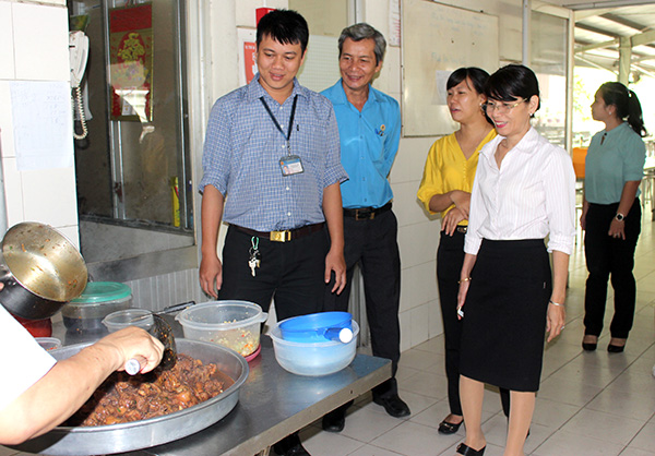 Đoàn công tác của Liên đoàn Lao động tỉnh giám sát chất lượng bữa ăn giữa ca tại Công ty TNHH Sơn Hà (phường Tân Hiệp, TP.Biên Hòa)