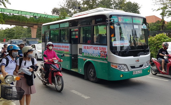 Xe buýt học sinh tuyến số 2 đón học sinh trường THPT Nguyễn Khuyến trên đường Nguyễn Ái Quốc (ảnh: Khắc Giới)