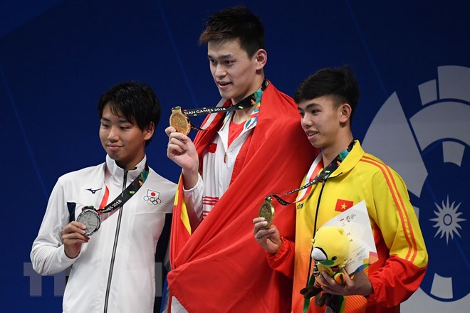 Vận động viên Việt Nam Nguyễn Huy Hoàng (phải) đoạt huy chương đồng bơi 800m nam tại ASIAD 2018 diễn ra ở Jakarta, Indonesia ngày 20/8. (Nguồn: AFP/ TTXVN)