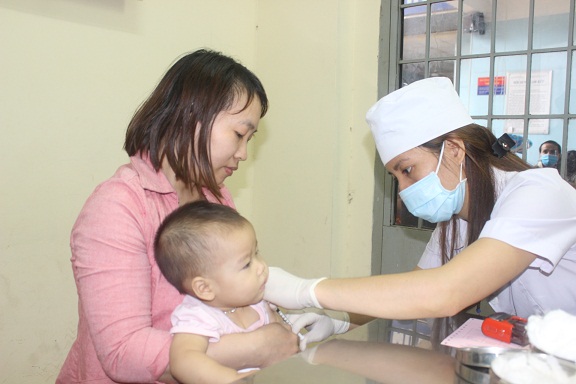 Người dân đến Trung tâm Y tế dự phòng tỉnh tiêm chủng phòng ngừa bệnh (ảnh: HD)