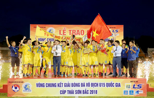 Sông Lam Nghệ An đăng quang ngôi vô địch.