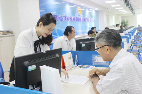 Công chức Sở Tư pháp hướng dẫn người dân làm thủ tục hành chính tại Trung tâm hành chính công. Ảnh: Đ.PHÚ