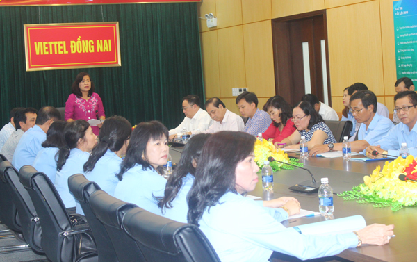 Phó chủ tịch UBND tỉnh Nguyễn Hòa Hiệp báo cáo tình hình triển khai quản lý các nhà thuốc trên địa bàn tỉnh Đồng Nai tại hội nghị trực tuyến.