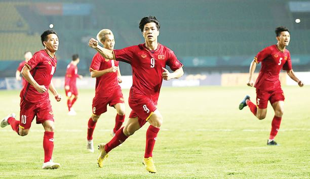 Công Phượng (9) và đồng đội vui mừng sau khi ghi bàn thắng vàng giúp U23 Việt Nam vào tứ kết Asiad.
