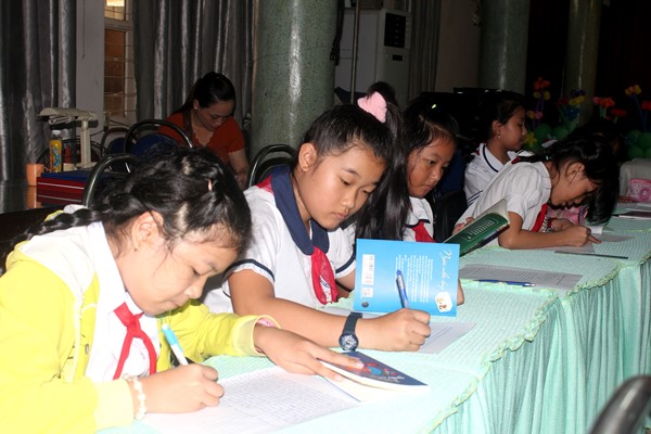 Các thí sinh tham gia phần thi viết trong hội thi “Sách – người bạn thân yêu”
