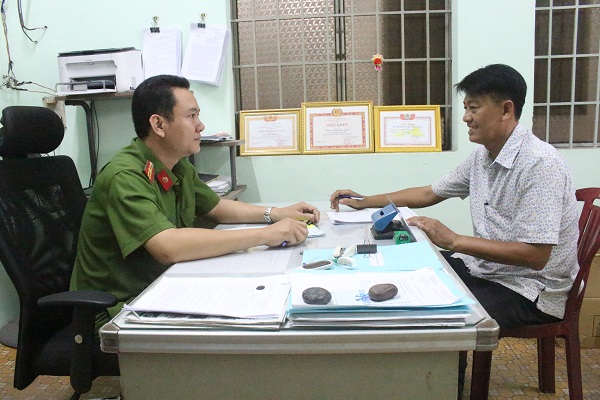 Ông Nguyễn Văn Dũng (bìa phải), Trưởng ấp 1, xã Long An thường xuyên trao đổi nghiệp vụ với Công an xã.
