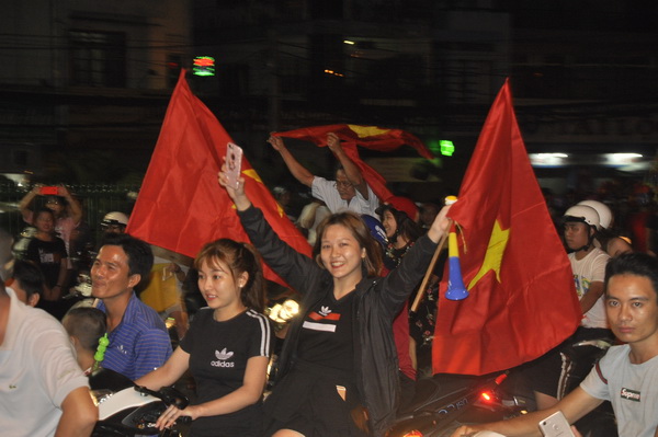 Rất đông người dân xuống đường ăn mừng chiến thắng của đội tuyển Olympic nam Việt Nam (ảnh T.Hải).