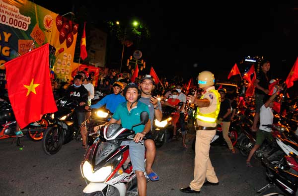 Lực lượng Cảnh sát giao thông có 1 đêm làm việc vất vả để phân luông cho các phương tiện trên đường Nguyễn Ái Quốc.