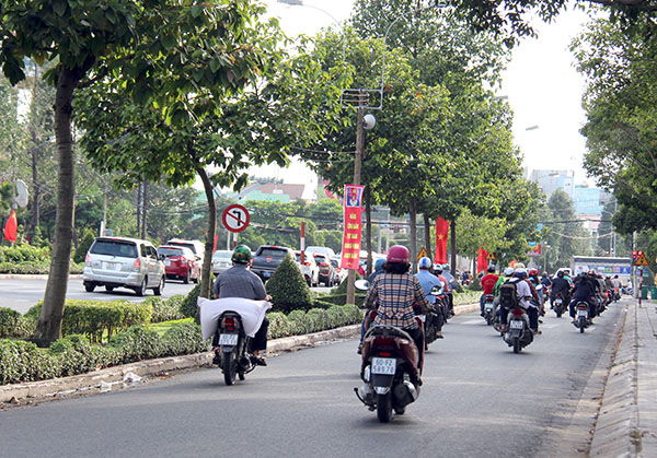 Một góc đường Nguyễn Ái Quốc (TP.Biên Hòa) khá thông thoáng với hàng cây xanh công cộng.