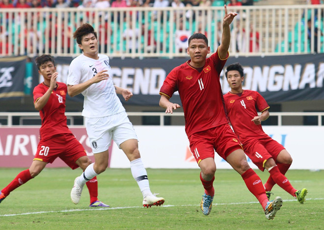 Olympic Hàn Quốc (áo trắng) quá mạnh nhưng các cầu thủ Việt Nam vẫn thể hiện tinh thần đáng khen.