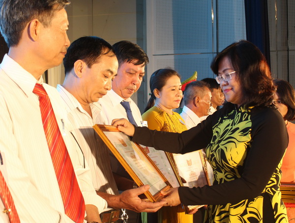 Bà Nguyễn Hòa Hiệp, Phó Chủ tịch UBND tỉnh trao bằng khen cho tập thể, cá nhân xuất sắc