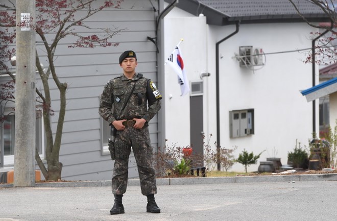 Binh sỹ Hàn Quốc gác tại làng Taesungdong ở khu vực phi quân sự (DMZ) chia tách hai miền Triều Tiên tại Paju ngày 24-4. (Nguồn: AFP/TTXVN)