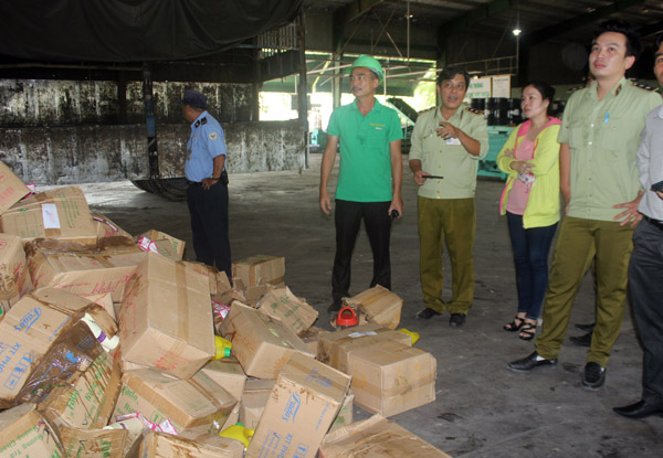 Đại diện của Chi cục quản lý thị trường tỉnh giám sát việc tiêu hủy hàng hóa vi phạm tại nơi tiêu hủy - nhà máy của Công ty TNHH Thanh Tùng 2  ở xã Vĩnh Tân, huyện Vĩnh Cửu. 