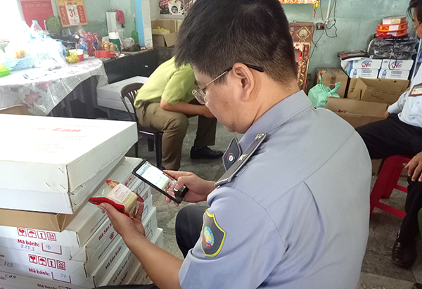 Thành viên đoàn kiểm tra liên ngành kiểm tra thông tin ghi trên bao bì sản phẩm bánh trung thu tại cơ sở Hương Cảng Diệu Xương (phường Thanh Bình).