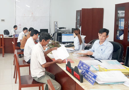 Người dân nhận giấy chứng nhận quyền sử dụng đất tại Bộ phận tiếp nhận và trả kết quả TX.Long Khánh.