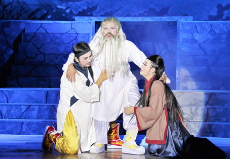 Một cảnh trong vở cải lương Bão táp một vương triều. Vở diễn sẽ được Nhà hát Nghệ thuật truyền thống Đồng Nai diễn phục vụ nhân dân vào lúc 19 giờ 30 các ngày 31-8 và 1-9 tại nhà hát của đơn vị.