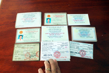 Giấy tờ giả do Bùi Tuấn Hùng lừa bán đang được tạm giữ tại Công an huyện Tân Phú.