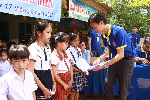 Tặng học bổng cho học sinh xã Mã Đà