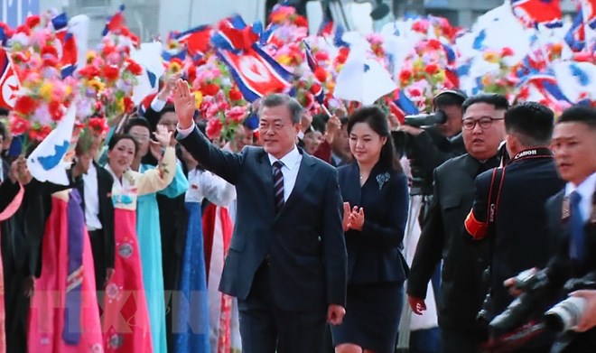 Nhà lãnh đạo Triều Tiên chào đón Tổng thống Moon Jae-in tại sân bay