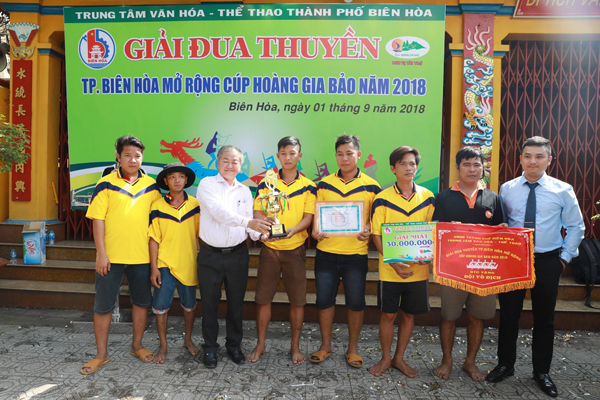 Phó chủ tịch UBND TP. Biên Hòa Phan Chí Cường trao cúp vô địch cho đội thuyền Bạch Đằng