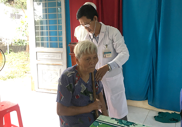 Bác sĩ Ban bảo vệ chăm sóc sức khoẻ cán bộ tỉnh khám bệnh cho người già xã Tân Hiệp