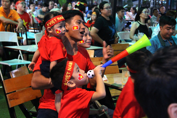 Một gia đình cỗ vũ cho Olympic Việt Nam.